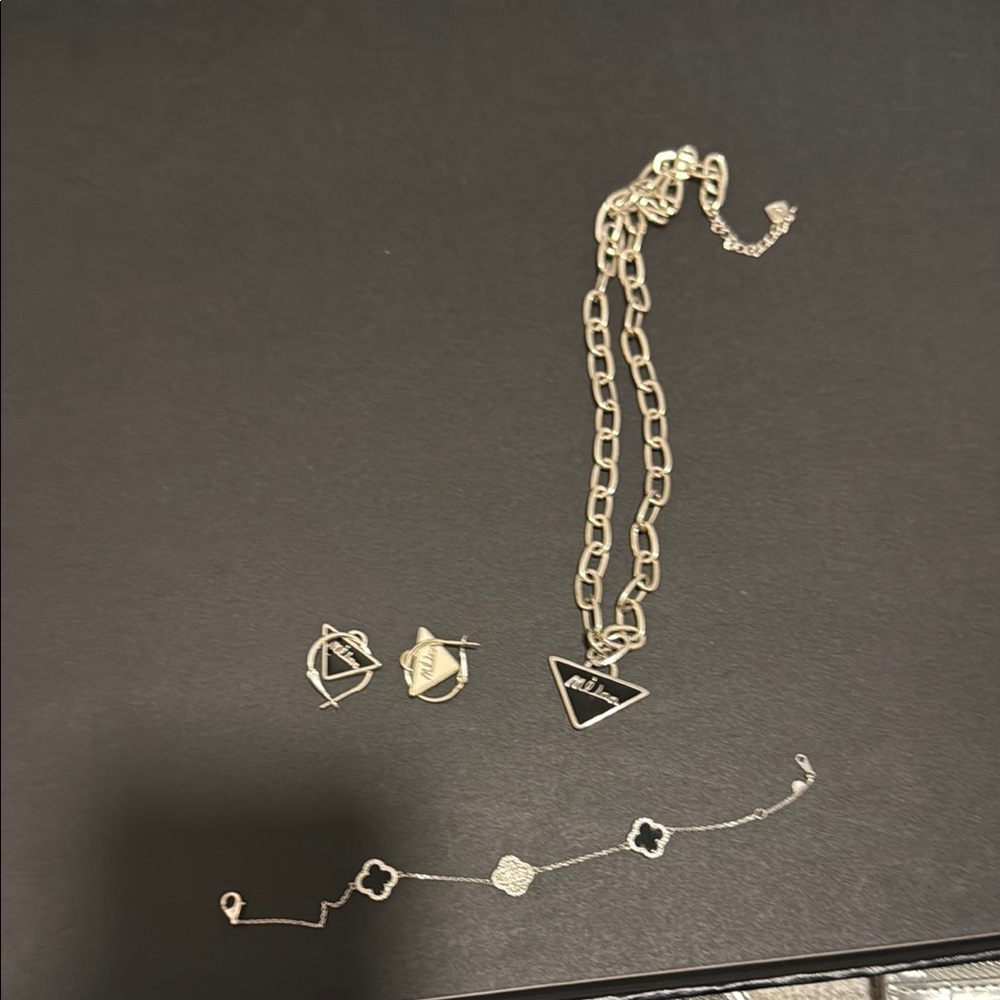 Elegant Silver Necklace with Intricate Detailing